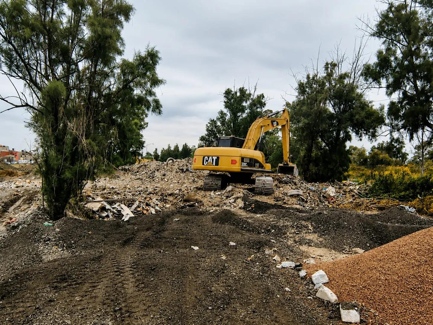 Excavadora CAT en terracerías